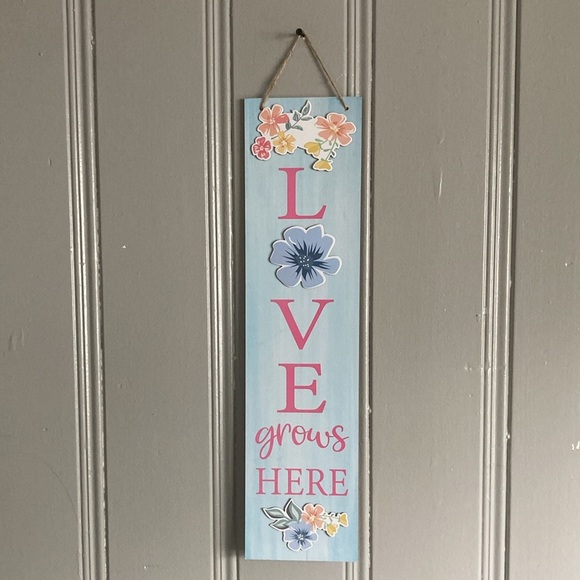 NWT Beautiful Blue & Pink Wooden- L🌸VE Grows Here- Vertical Floral Decor Sign - Picture 14 of 16